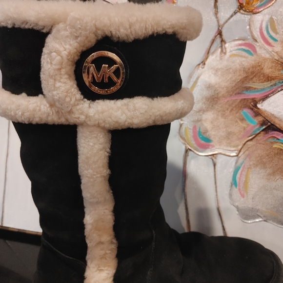 Michael Kors Black Shearing boots - Picture 10 of 10